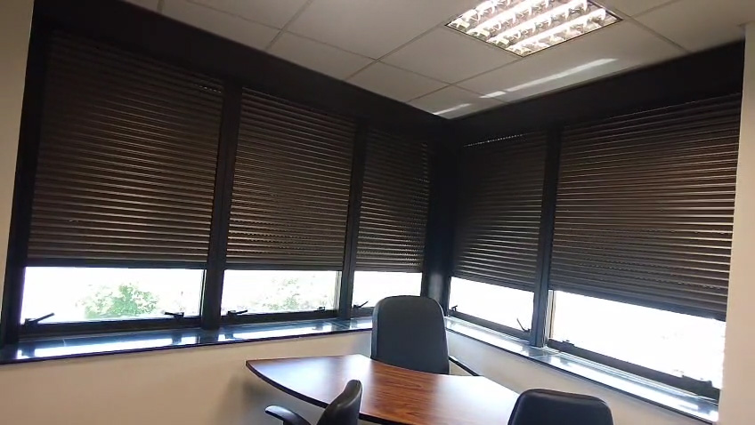 Sala com persianas motorizadas