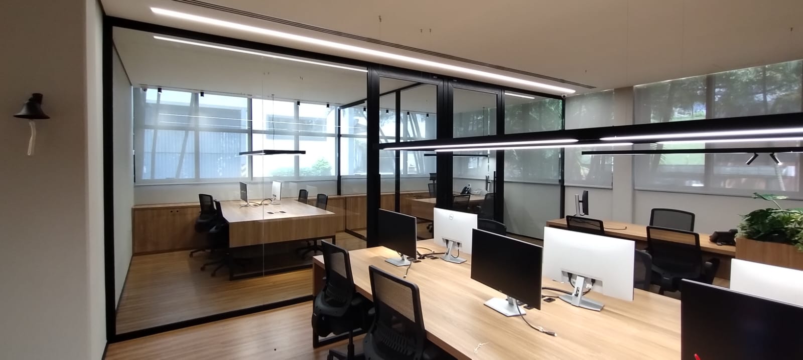 Escritório corporativo com divisórias em vidro e alumínio pela Lux Perfis