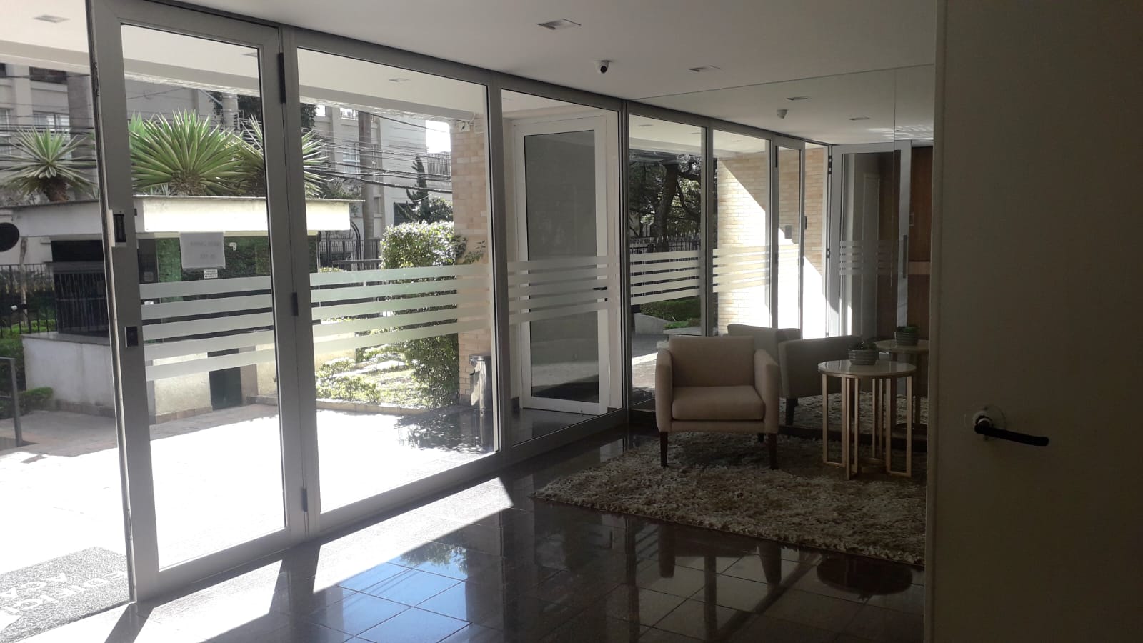 Projeto 03 — Fachada em vidro e alumínio com portas integradas