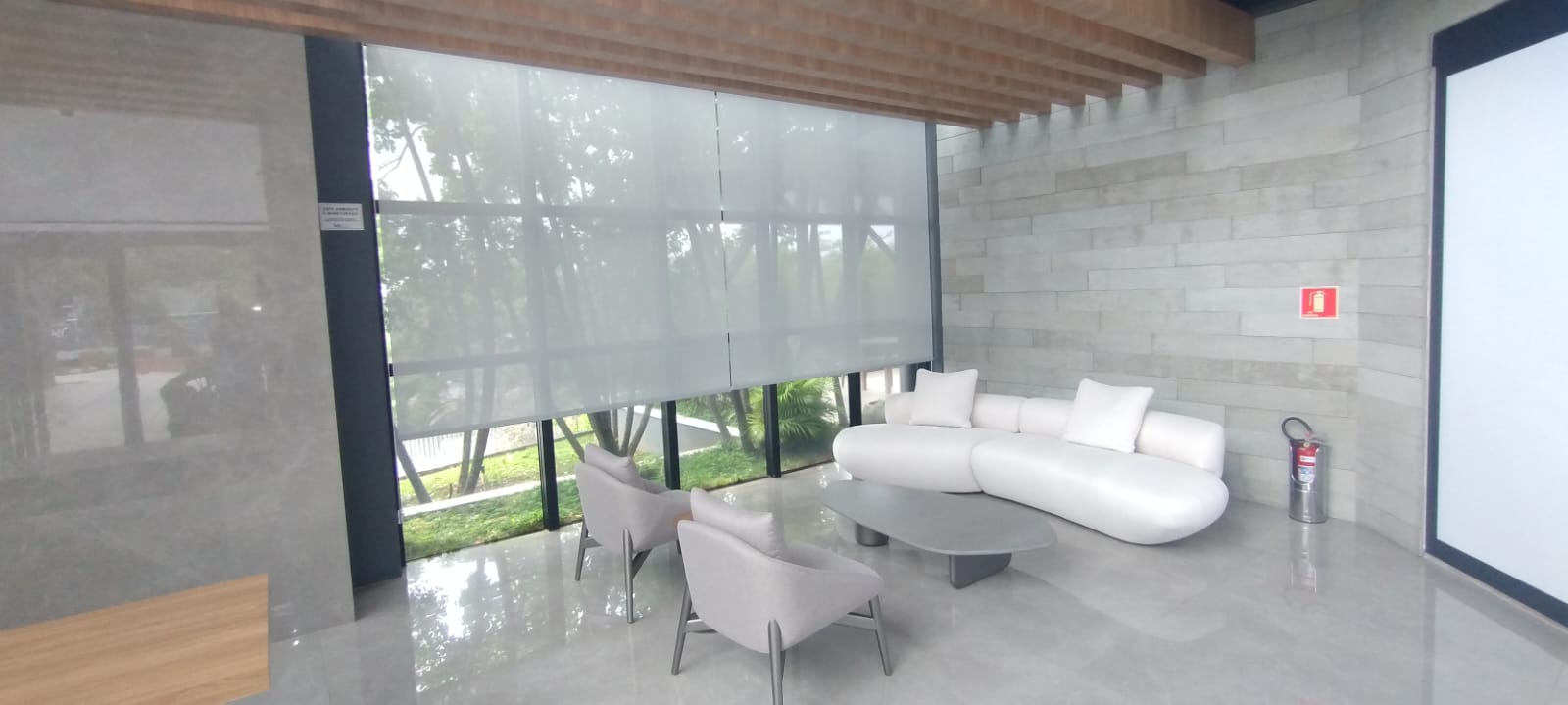 Projeto 04 — Lounge com persianas screen e vista para o jardim