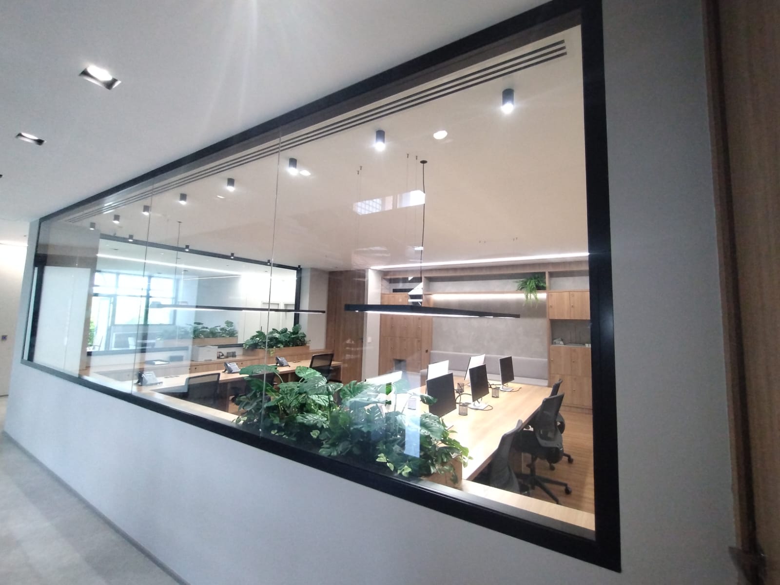 Projeto 05 — Escritório corporativo com divisórias em vidro e perfis pretos